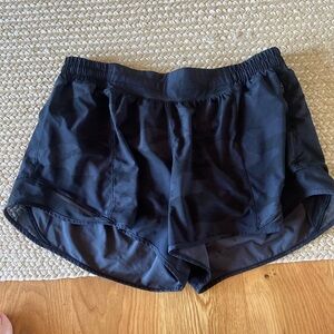 Lululemon hotty hot low rise 4” shorts